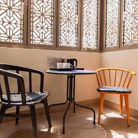 Aqueen Prestige Hotel Jalan Besar Сингапур Екстериор снимка