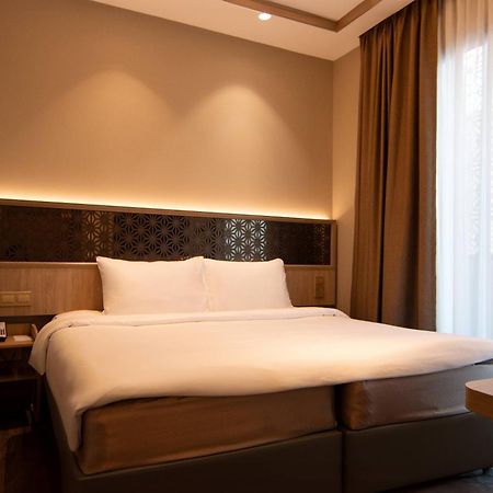 Aqueen Prestige Hotel Jalan Besar Сингапур Екстериор снимка