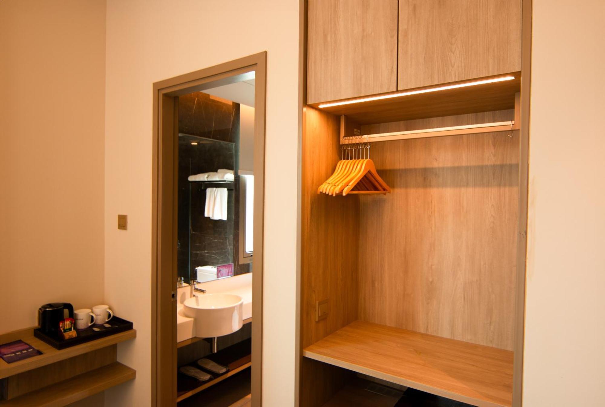 Aqueen Prestige Hotel Jalan Besar Сингапур Екстериор снимка