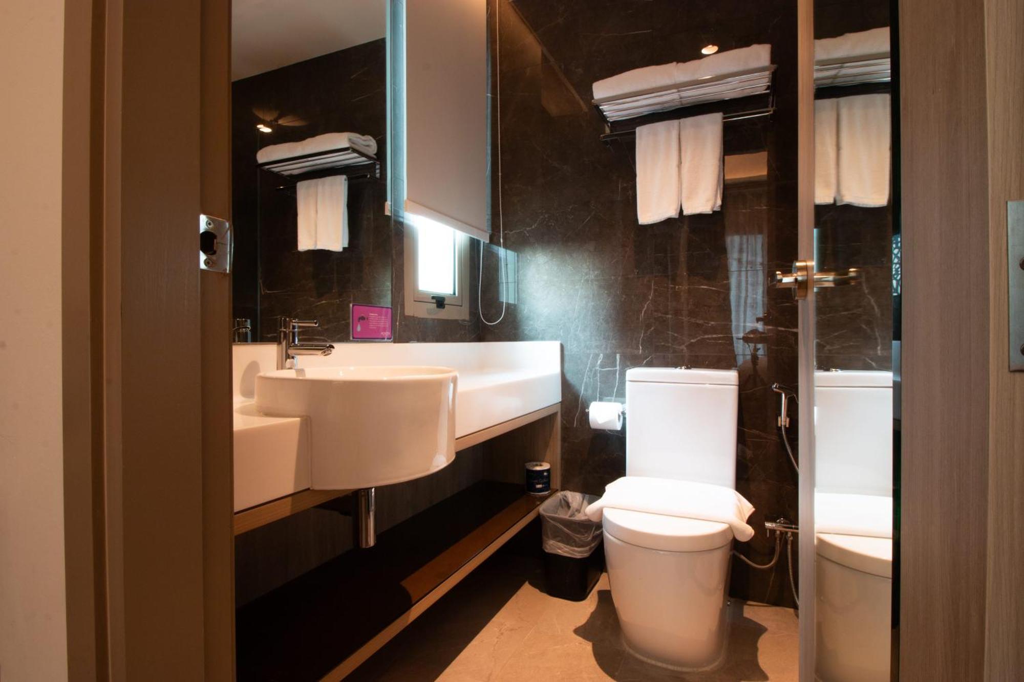 Aqueen Prestige Hotel Jalan Besar Сингапур Екстериор снимка