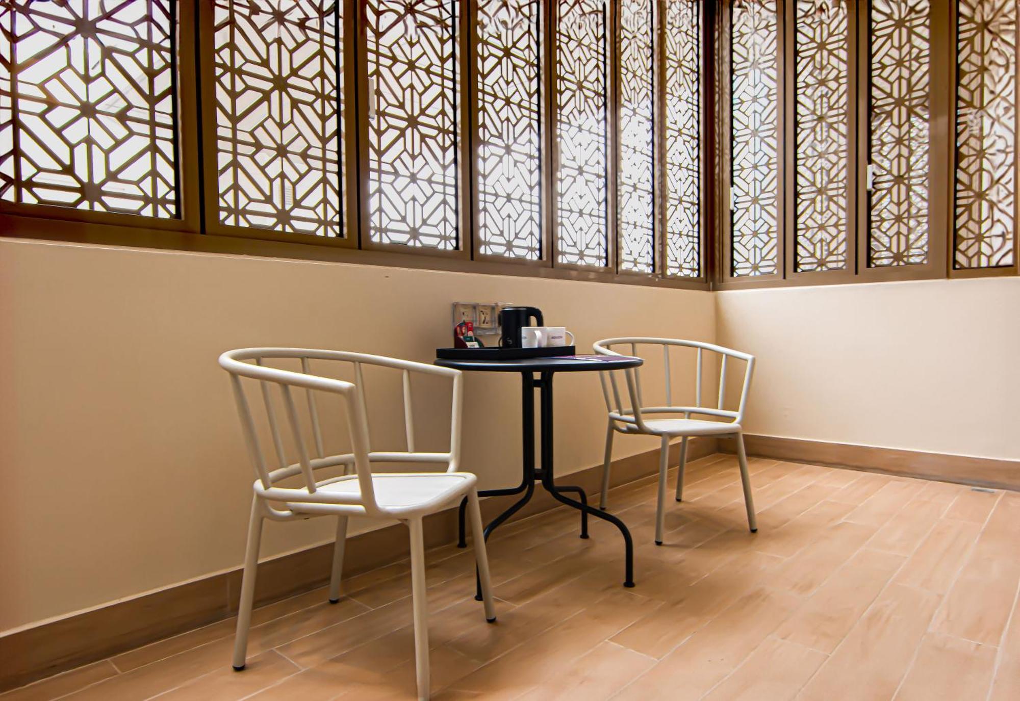 Aqueen Prestige Hotel Jalan Besar Сингапур Екстериор снимка