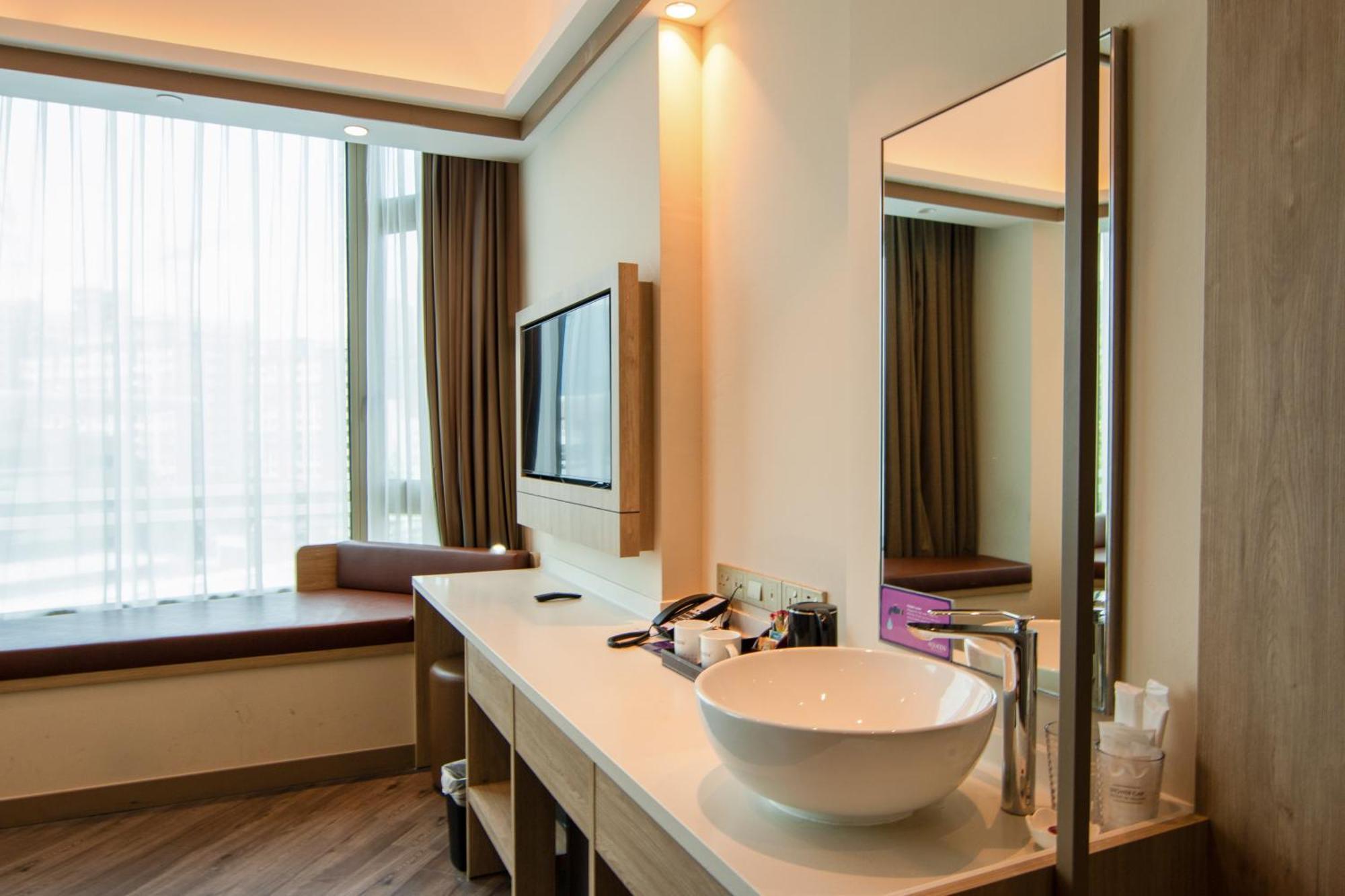 Aqueen Prestige Hotel Jalan Besar Сингапур Екстериор снимка